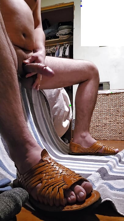 dok nosi huaraches sandale
