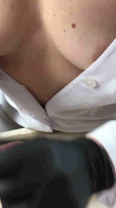 Yaramaz hemşire sikimi sikiyor. bakış açısı orta yaşlı seksi kadının güzel doğal göğüsleri | Klip 1