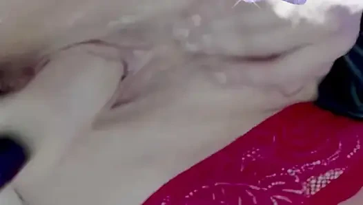 Çok ıslak vajina yakın planı, klitoriste vibratör, seks seks makinesi