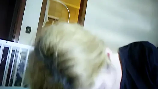 2 Винтажные видео молодой жены, сосущей член и принимающей сперму в рот, игриво.