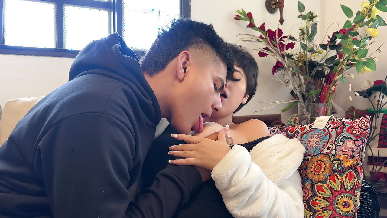 我邀请我的大屁股拉丁继妹到小屋里, 作为最后被狠操的借口