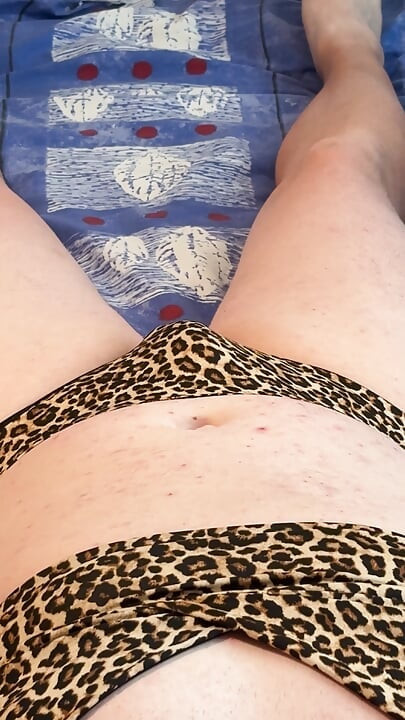 只有我穿着女内衣，在床上玩得很开心