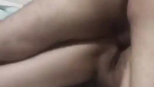 Член с трудом проникает в ее тугую попку для глубокого анального секса