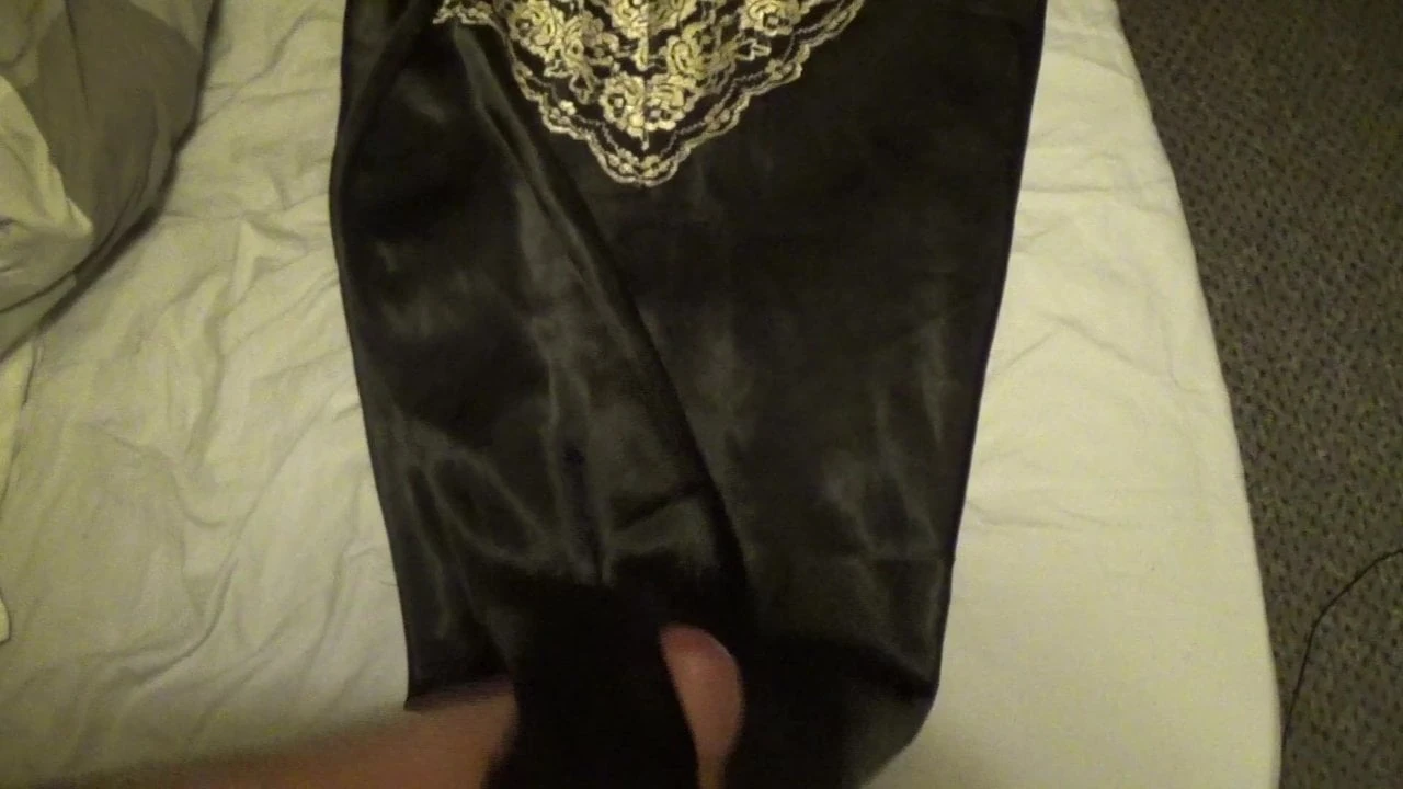 Awek satin hitam melancap