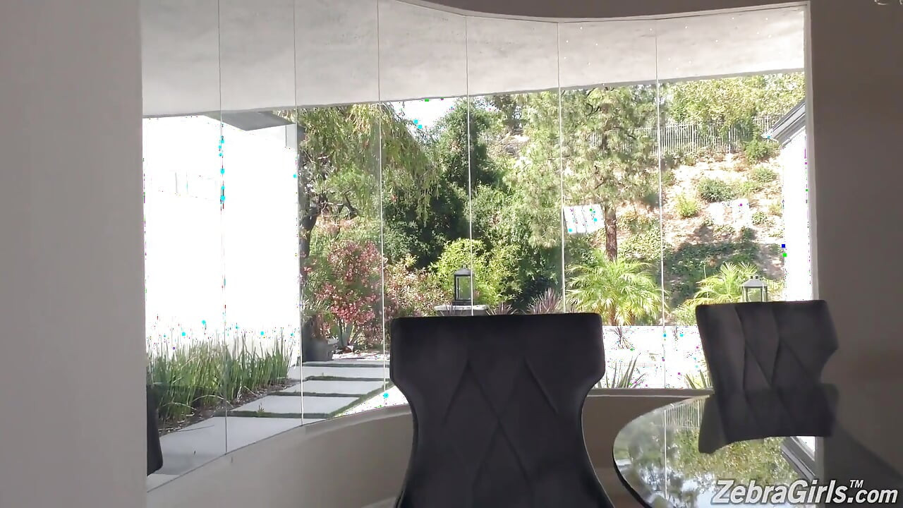 Аалия обича да прави горещ междурасов лесбийски секс