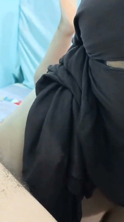 Bir yarak emiyor ve yalıyor, sevgilisi boşalana kadar penisini emiyor, ateşli seks, Mısırlı Arap seksi, net bir sesle | Klip 1