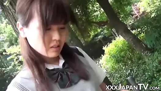 Японская школьница играет со своей киской над трусиками