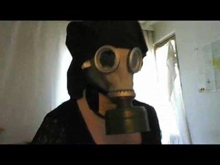 Monja con máscara de gas
