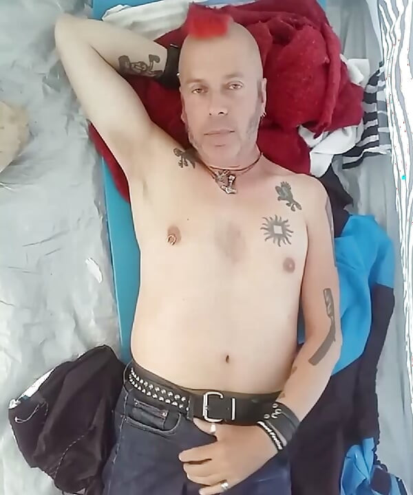Punk rukkend aan zijn enorme lul