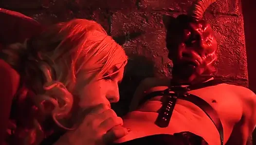 Stacey Saran и Leyla Black позволили чуваку в латексе трахнуть их жестко