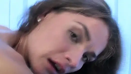 Gadis remaja rambut cokelat julie lagi asik muasin memeknya pakai mainan seks sampai muncrat berujung dengan mainan seks