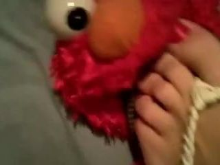 Elmo gioca con le infradito