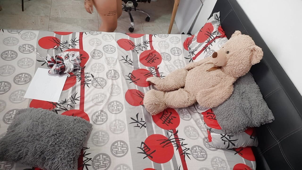 Vruća Latina pokazuje svoje tetovaže i pičku.