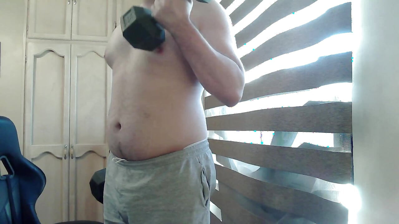 Muskulöser camboy bearbeitet seinen oberkörper