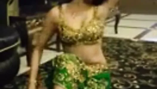 Jolie fille indienne danse sexy