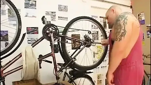 Petite milf huge hairy pussy fucking