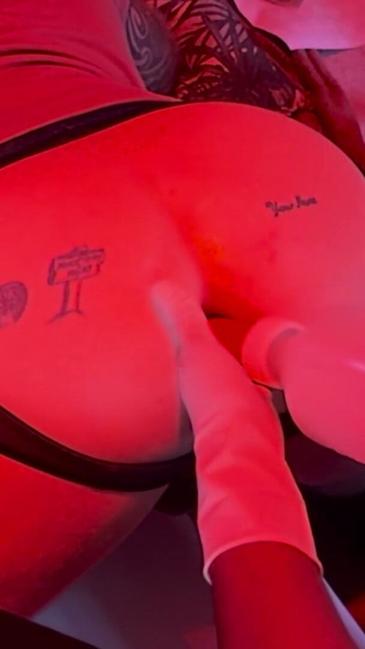 Ehemann bekommt schlampigen Doppel-Dildo und wird von seiner Frau gefistet | Clip 2