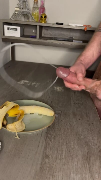 Hunk dölden sonra atıştırmağını dölle ıslatıyor
