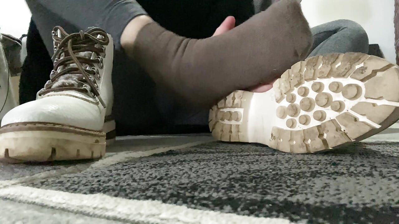 เท้าและเท้าดมกลิ่นหลังเดินในรองเท้าบูท