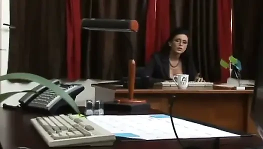 Большие сиськи на работе - Johnny презирает Jessica за то, что она трахает ее путь к вершине