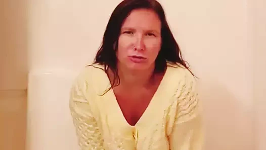 Aku ngentot memek sempitku di kamar mandi pakai sweater basah untuk murid lesbianku yang baru 18 tahun