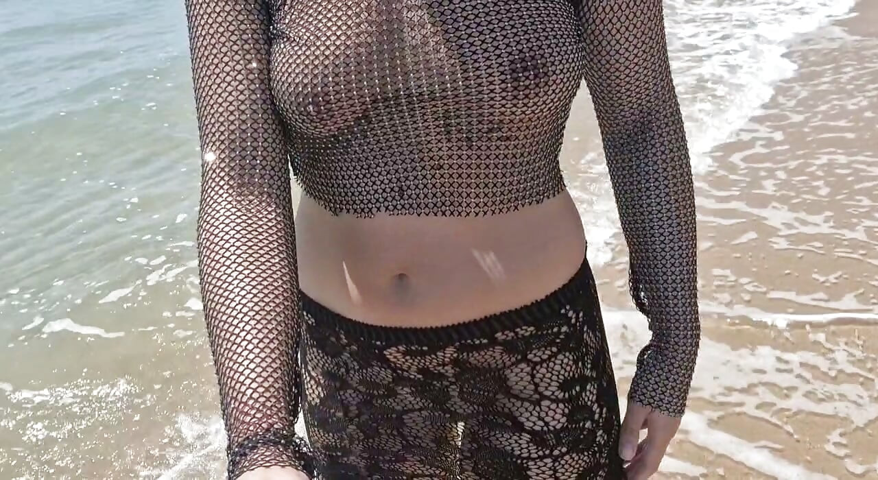 نمایش سینه و کس در ساحل