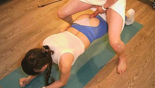 Transexual chica tiene una sesión de gimnasio con su dominador: ¡el entrenamiento más duro!