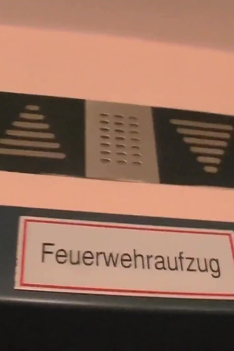 Studentkinja u starinskoj trojci sa duplim pušenjem kurca i spermom u ustima