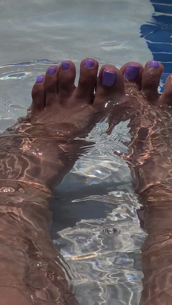 用我的漂亮脚在水中玩耍
