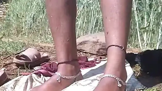 Desi girlfriend ko bola nahate huye video banao bola  outdoor