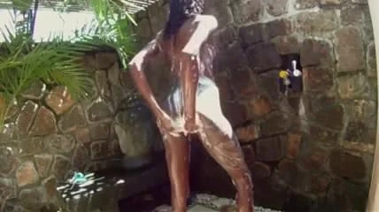 Ducha y afeitado al aire libre de chocolate