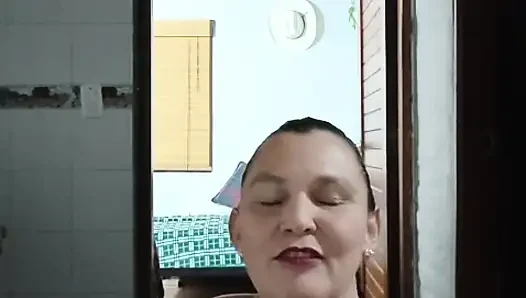 single mother gets her big ass pussy spurted with her dildo