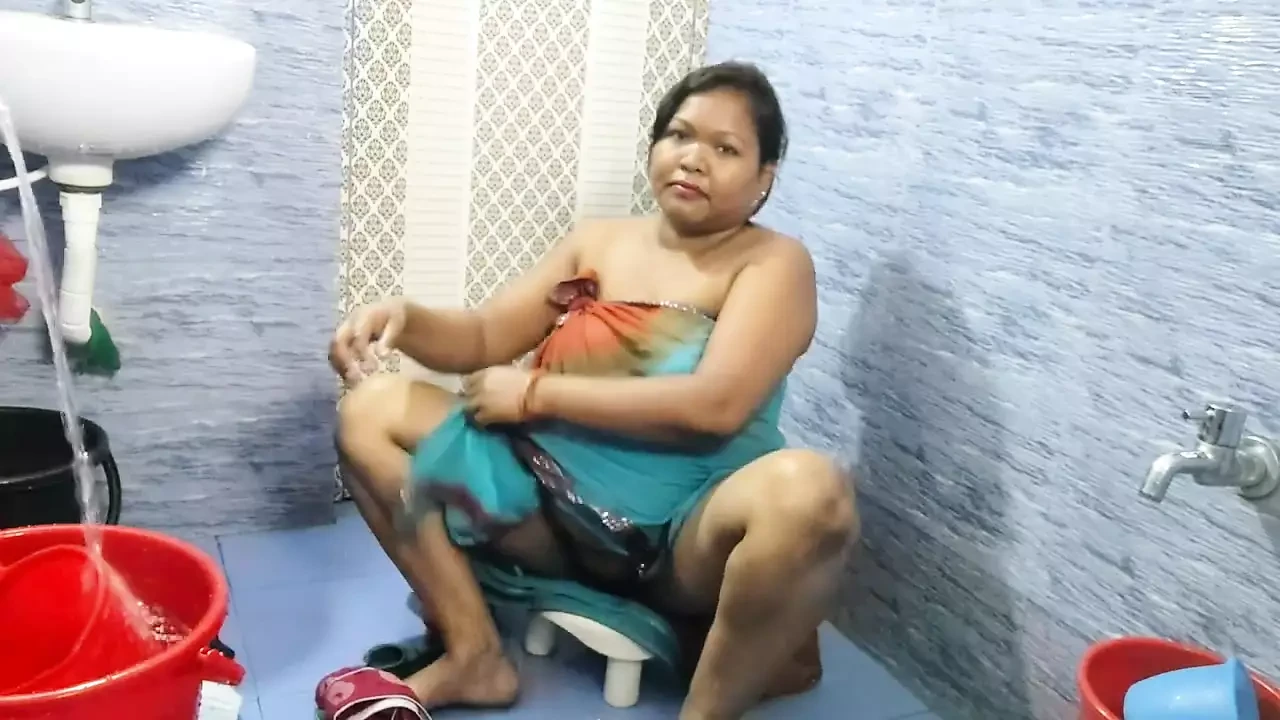 Indian Housewife Sexy Show 21