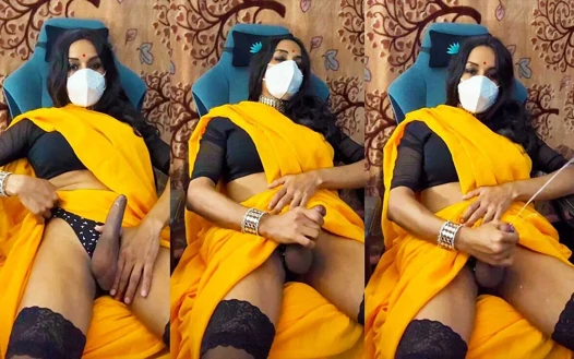 Travesti sari içinde mastürbasyon yapıyor