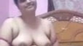 Desi laat haar video met grote borsten zien