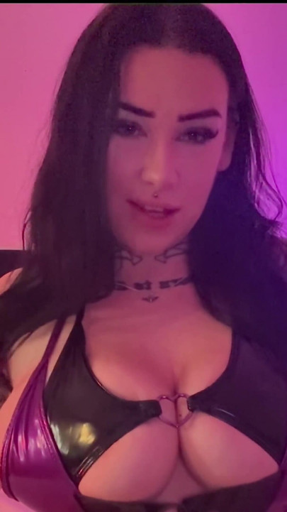 占主导地位的英国哥特女孩撸管指挥 |剪辑 1