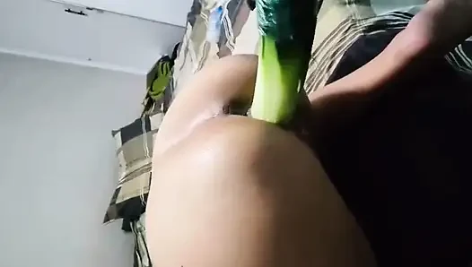 Тугая киска наслаждается сочным огурцом