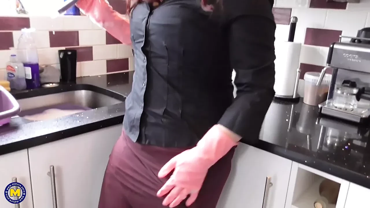 British mature stepmom Scorpio with big saggy tits