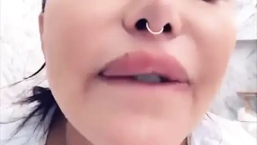 Küvette ıslak ve lezzetli mastürbasyon Lela Star'ın amını kremsi ve yapışkan yapıyor