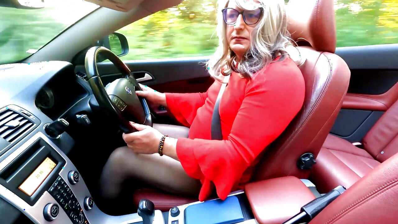 Amateur crossdresser Kellycd2022 masturbating in the sun