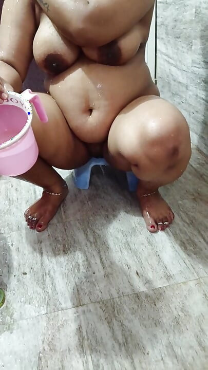 Nude Bathing Bhabhi