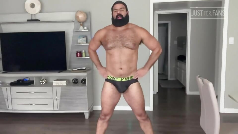 Muscle Bear webcam show in underwear and happy ending