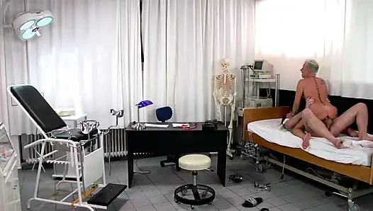 Tante seksi rambut pirang didobel penetrasi di pemeriksaan dokter