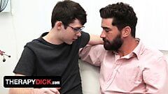 Terapeutický čůrák - mladý twink vyjadřuje svou sexuální touhu svému dobře vypadajícímu doktorovi
