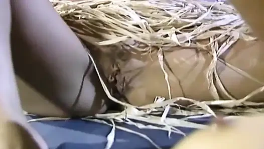 Büyük memeli esmerler ve sütlü tutku ile ateşli üçlü seks