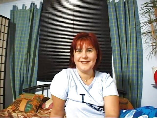 紅髮女用香蕉自慰