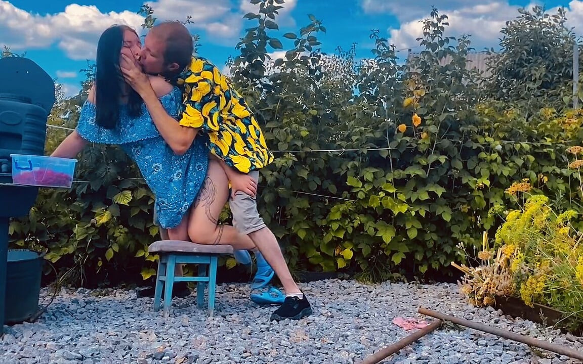 Sepasang suami istri sungguhan sedang ereksi di taman di antara semak-semak