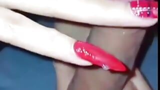Mia moglie mostra le sue nuove lunghe unghie rosse avvolte intorno ad un bel dildo. Solo per divertimento.