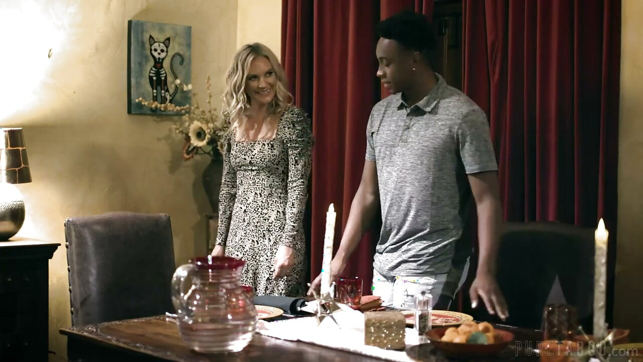 Pure Taboo MILF Mona Wales quer mais pau, então deixa o amigo do enteado entrar na cama com ela e o marido