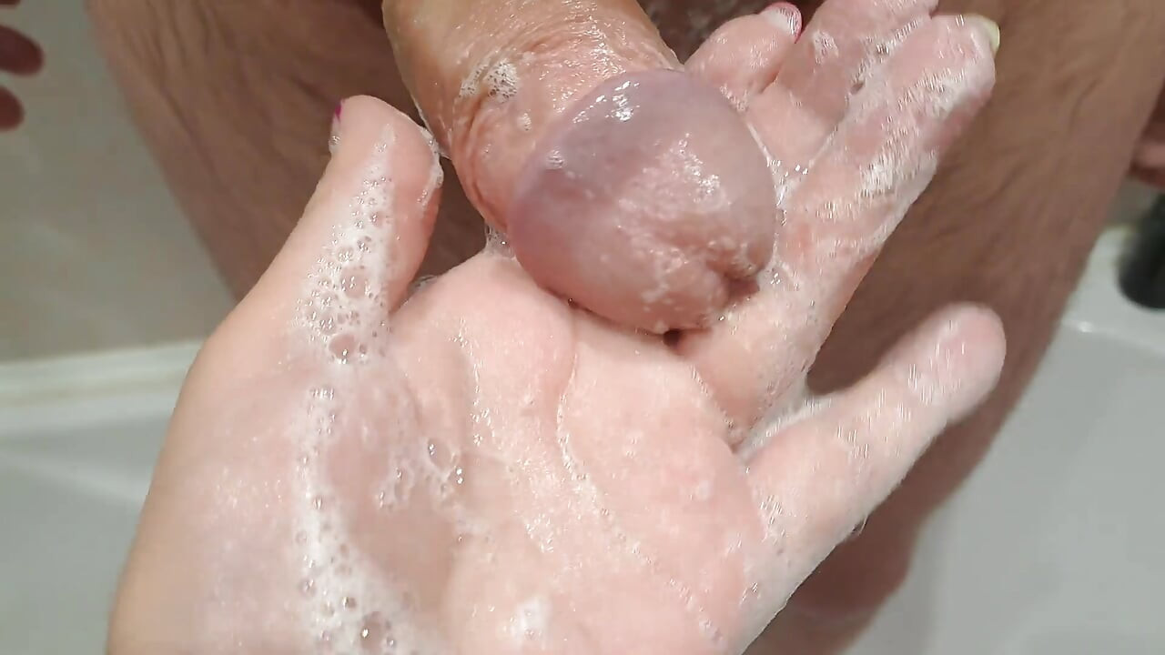 Юная сводная сестра дрочит в ванной